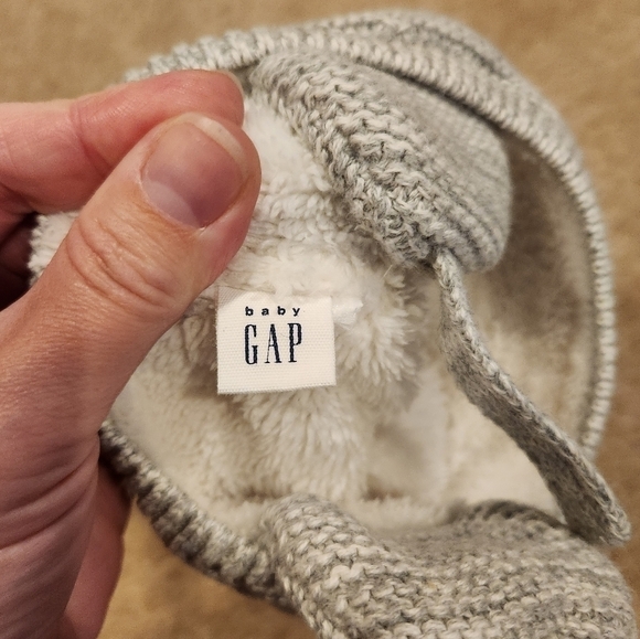 Baby GAP Gray and White Sherpa Lined Bear Beanie, size 0-3 months - Picture 6 of 7